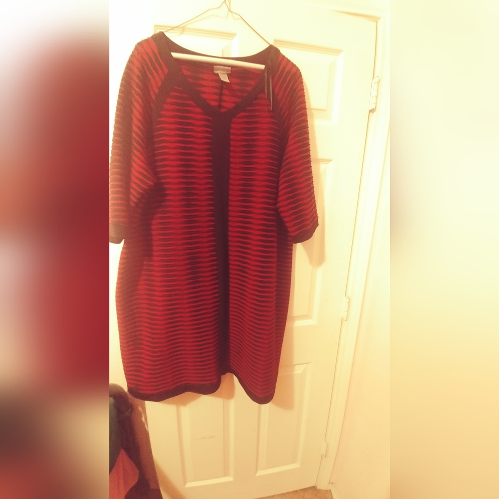 Women's dress. Texture fabric, mid length (came just below knees, I am 5'8)